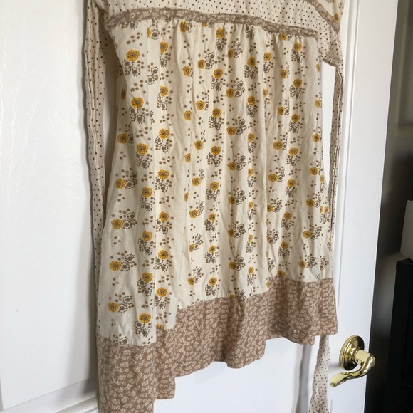 ⭕️DONATED 1/14/20 Floral v-neck top - Picture 3 of 8